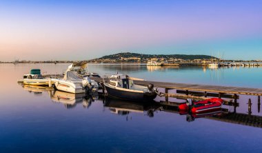 Etang de Thau 'da Balaruc Les Bains' den Marina, Fransa 'nın Occitanie kentindeki Herault' da.