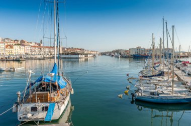 Fransa 'nın Occitanie kentindeki Herault' da, gün doğumunda Sete 'deki Marina Panoraması' nda.