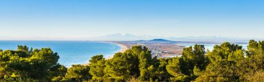 Akdeniz ve Tayland lagününün panoraması, arka planda Mont Saint Clair 'den Kaptan d' Agde ve Canigou Dağı, Sete 'de beyaz taşlar, Occitanie, Fransa' da Herault