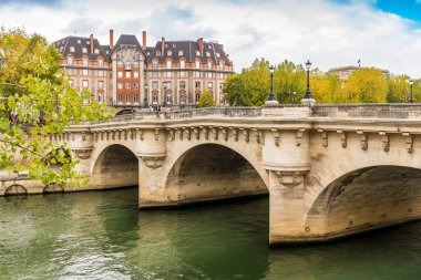Pont Neuf, Fransa 'nın Ile de France şehrinde Paris' in en eski köprüsü.