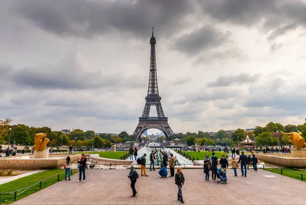 Famous Eiffel Tower Very Cloudy Sky Trocadero Gardens Paris Ile — Stock Photo, Image