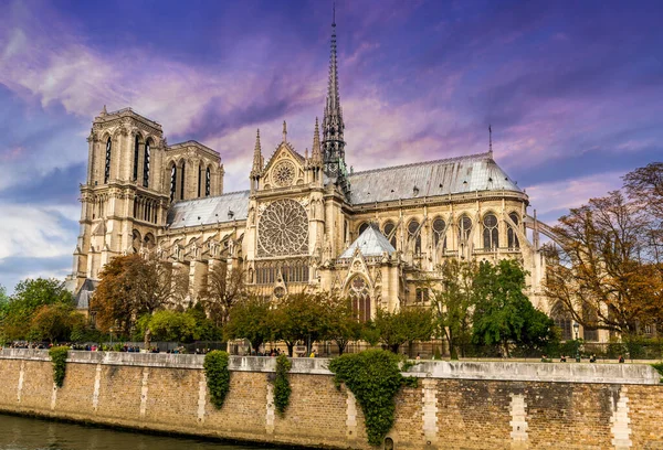 巴黎圣母院 Notre Dame Paris Cathedral 俗称巴黎圣母院 Notre Dame 是巴黎和法国最具象征意义的纪念碑之一 它座落在拉基特岛上 — 图库照片