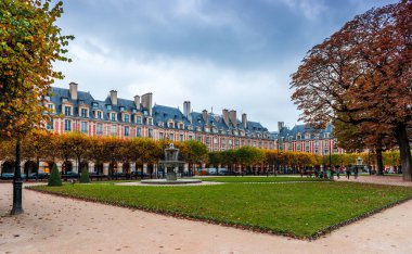 Place des Vosges, Place Royale, 1800 'e kadar Marais' de Paris 'in 3. ve 4. arrondissements' inin bir parçasıydı.