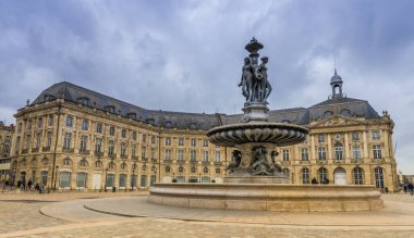 Bordeaux, Gironde, New Aquitaine, Fransa 'daki Place de la Bourse' daki üç güzelliğin çeşmesi.