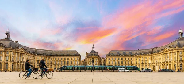 Zwei Radfahrer Und Die Straßenbahn Vor Der Place Bourse Bordeaux — Stockfoto