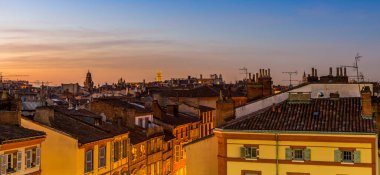 Toulouse 'un çatıları geceleyin, Haute-Garonne' da Midi-Pyrenees 'de, Occitanie' de Fransa 'da