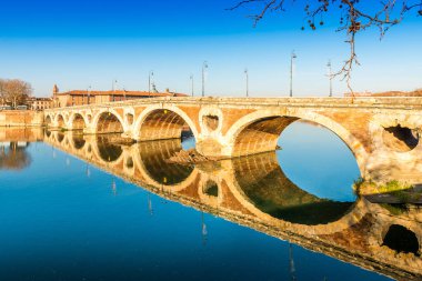 Le Pont Neuf, Toulouse 'un Garonne üzerindeki en eski köprüsü, Haute-Garonne, Occitanie, Fransa