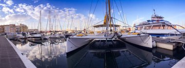 Fransa 'nın Occitanie kentindeki Herault' da doğan güneşin altında Kaptan d 'Agde marinasının panoramiği.