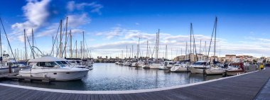 Fransa 'nın Occitanie kentindeki Herault' da doğan güneşin altında Kaptan d 'Agde marinasının panoramiği.