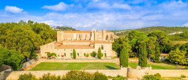 Valmagne Abbey, Fransa 'nın Occitanie kentindeki Herault bölgesinde Villeveyrac' taki garrigde.