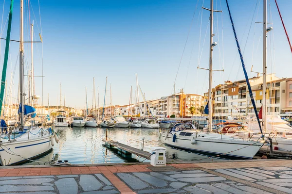 Ιστιοφόρα Στη Μαρίνα Του Cap Agde Στο Herault Της Occitanie — Φωτογραφία Αρχείου