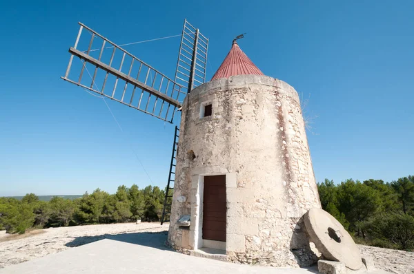 Мельница Alphonse Daudet Saint Pierre Фонвье Bouche Rhone Provence Alpes — стоковое фото