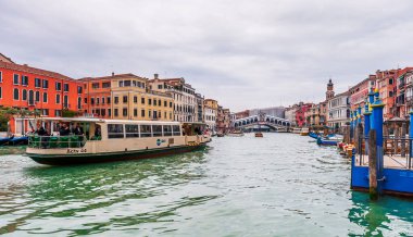 Büyük Kanal 'daki Vaporetto ve tipik cepheler ve Venedik' teki Rialto Köprüsü, İtalya