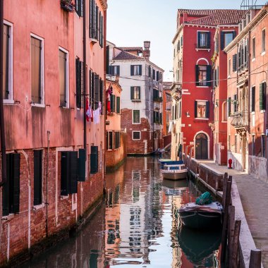 Tipik bir kanal ve cephesi Venedik, İtalya 'da bir yaya köprüsüne sahiptir.