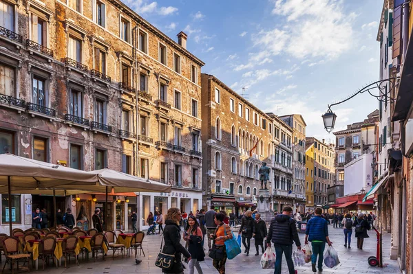 Campo San Bartolomeo Its Colorful Medieval Facades Venice Veneto Italy — Stock Photo, Image