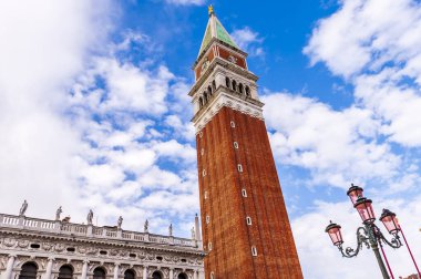 Venedik, Veneto, İtalya 'daki Campanile ve sokak lambası Piazza San Marco