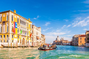 Büyük Kanal ve cephesi ve Santa Maria della Bazilikası Venedik, İtalya 'da arka planda selamlaşır.