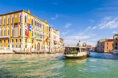 Büyük Kanal ve trafiği ve Santa Maria della Bazilikası Venedik, İtalya 'da arka planda selamlaşır.