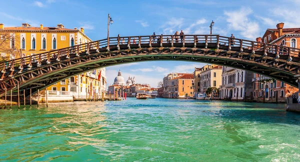 Het Grand Canal Onder Academie Loopbrug Het Bootverkeer Basiliek Van — Stockfoto