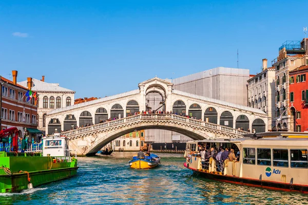 Tráfego Grande Canal Medida Que Aproxima Emblemática Ponte Rialto Veneza — Fotografia de Stock