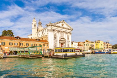 Veneto, İtalya 'da Venedik' teki Veneto della Giudecca Kanalı 'ndaki Vaporetto Zattere istasyonu ve Aziz Mary Kilisesi.