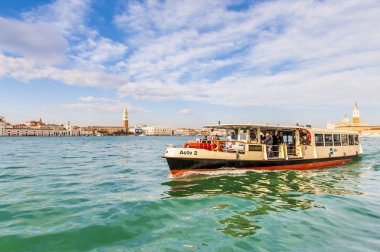 Veneto, İtalya 'daki Venedik' teki Giudecca Kanalı 'nda Vaporetto trafiği