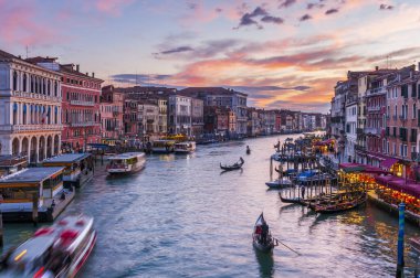 Venedik, Veneto, İtalya 'da gün batımında Rialto Köprüsü' nden Büyük Kanal 'da trafik vardı.