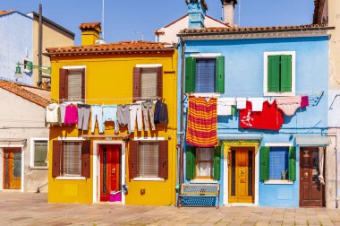 Venedik, Veneto, İtalya 'daki Burano Adası' ndaki renkli cepheler ve tipik kanallar