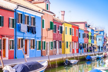 Venedik, Veneto, İtalya 'daki Burano Adası' ndaki renkli cepheler ve tipik kanallar
