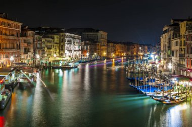 Gece Büyük Kanal ve deniz trafiği ve Venedik, İtalya 'daki Rialto Köprüsü' nün ışıkları