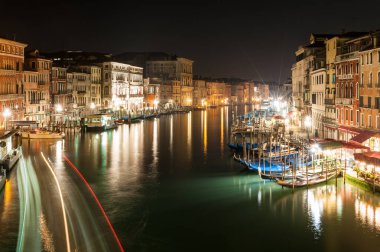 Venedik, Veneto, İtalya 'da geceleri trafik vardı.