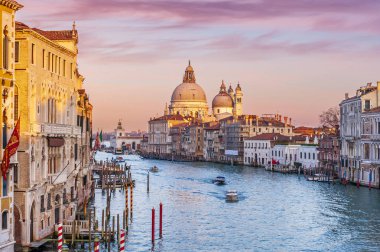 Akşamları Büyük Kanal 'da trafik ve İtalya' nın Venedik kentindeki Santa Maria della Salute Bazilikası.