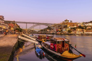 Porto şehri Panorama ve I. Dom Luis Portekiz 'in alacakaranlıkta Douro nehri üzerinde köprü.