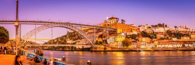 Porto şehri Panorama ve I. Dom Luis Portekiz 'in alacakaranlıkta Douro nehri üzerinde köprü.