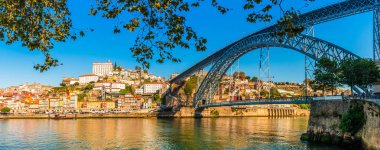 Portekiz 'in Douro Nehri üzerindeki Porto ve Dom Luis Köprüsü Panoraması
