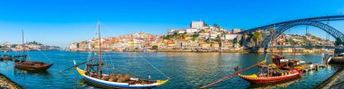 Portekiz 'in Douro Nehri üzerindeki Porto şehrinin Panoraması