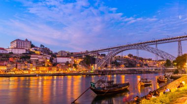Porto şehri Panorama ve I. Dom Luis Portekiz 'in alacakaranlıkta Douro nehri üzerinde köprü.