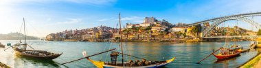 Portekiz 'in Douro Nehri üzerindeki Porto şehrinin Panoraması