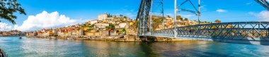 Portekiz 'in Douro Nehri üzerindeki Porto ve Dom Luis Köprüsü Panoraması
