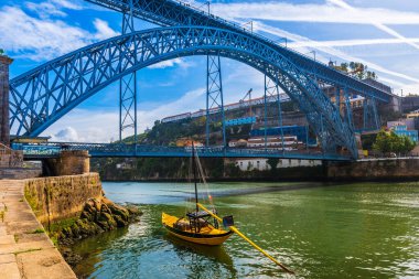 Portekiz, Porto 'daki Douro Nehri üzerindeki Dom Luis Köprüsü' nün önündeki tekne.