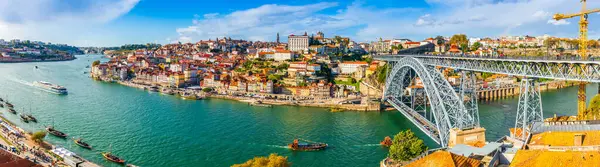 Porto Városának Panorámája Jellegzetes Borcsónakjai Douro Folyón Portugáliában — Stock Fotó