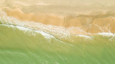 Kumsalın ve dalgaların havadan görünüşü