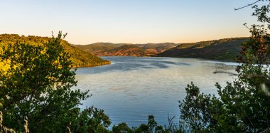 Yazın erken saatlerinde Fransa 'nın Occitania kentindeki Herault' da Lac du Salagou 'nun hava manzarası