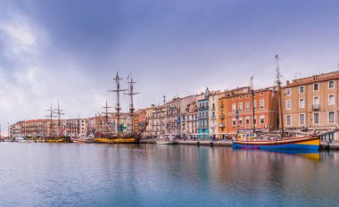 Occitanie, Fransa 'da Herault' daki Ste limanında eski tırlar