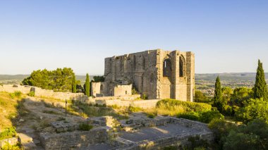 Fransa 'nın Occitania kentindeki Hergean kentindeki Saint Felix de Monceau Manastırı' nın havadan görünüşü