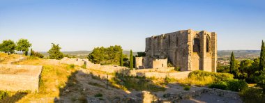 Fransa 'nın Occitania kentindeki Hergean kentindeki Saint Felix de Monceau Manastırı' nın havadan görünüşü