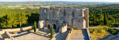 Fransa 'nın Occitania kentindeki Hergean kentindeki Saint Felix de Monceau Manastırı' nın havadan görünüşü