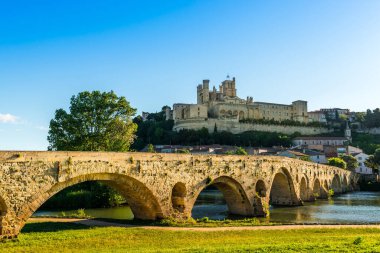 Fransa 'nın Occitanie kentindeki Bziers' deki Orb Nehri üzerindeki eski köprü ve Saint-Nazaire katedrali.