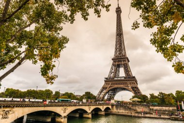 Paris, Fransa 'da sonbaharda Seine nehrinin kıyısındaki Eyfel Kulesi.