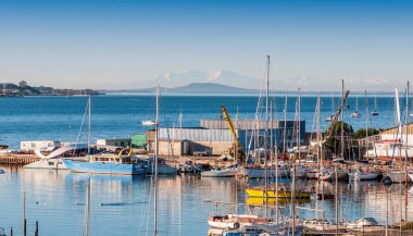 Thau lagünündeki Balaruc les Bains Limanı, Herault, Occitania, Fransa